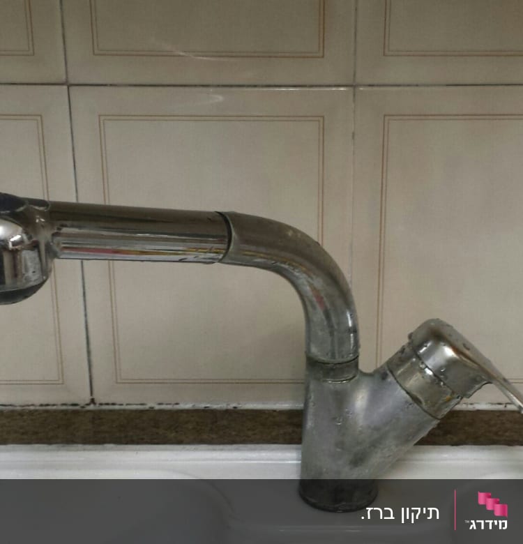 ברז מטבח מתכתי עם ידית הפעלה